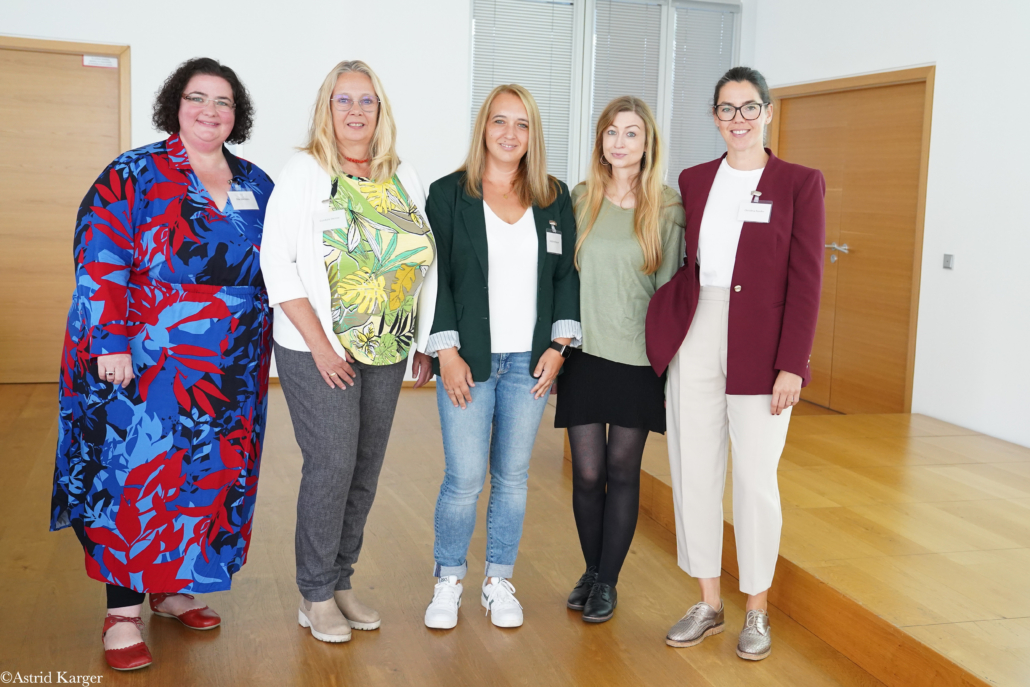 5. Saarländischer Psychotherapeut*innentag 23.08.2025 Ärztekammer des Saarlandes, Faktoreistraße 4, 66111 Saarbrücken „Psychotherapie in Zeiten globaler Krisen“ Silke Wendels, Gundula Steinke, Stefanie Maurer, Sandra Dörrenbächer, Sabine Roeder